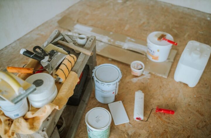 Duurzame reparatie van een cementdekvloer met focus op herstelwerkzaamheden en kleurcorrectie.