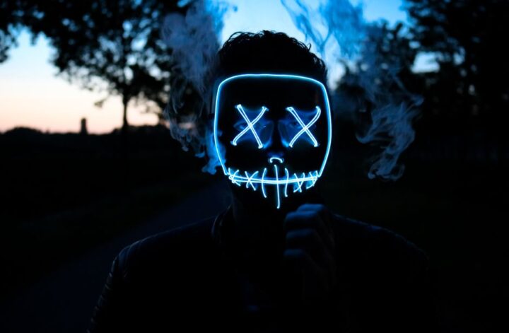 Een vrouw die een LED gezichtsmasker draagt voor huidverjonging en rimpelvermindering.